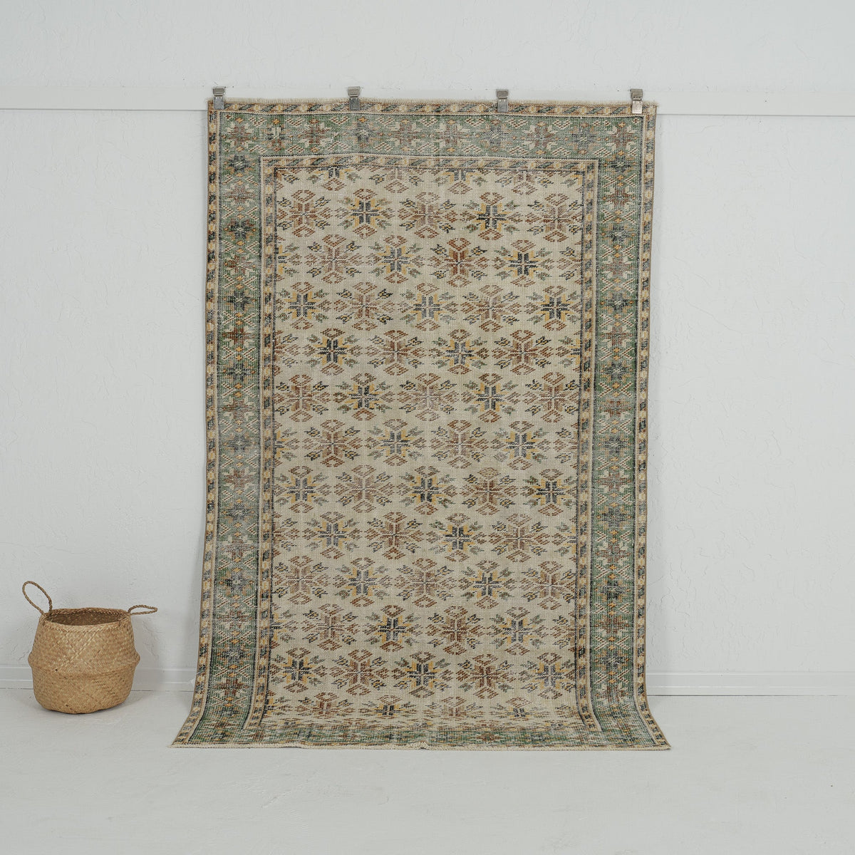 beige vintage 5x8 area rug - perfect for the entryway, hallway, living room, kitchen, bedroom