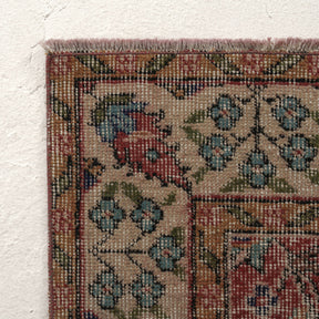 Classic area rug in 4x8 dimensions, crafted in turkish