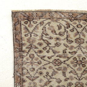 Classic area rug in 5x9 dimensions, crafted in turkish