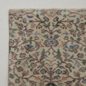 Classic area rug in 7x10 dimensions, crafted in turkish