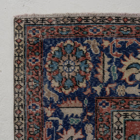 Classic area rug in 7x10 dimensions, crafted in turkish