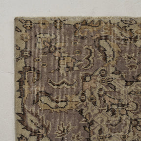 Classic area rug in 7x10 dimensions, crafted in turkish