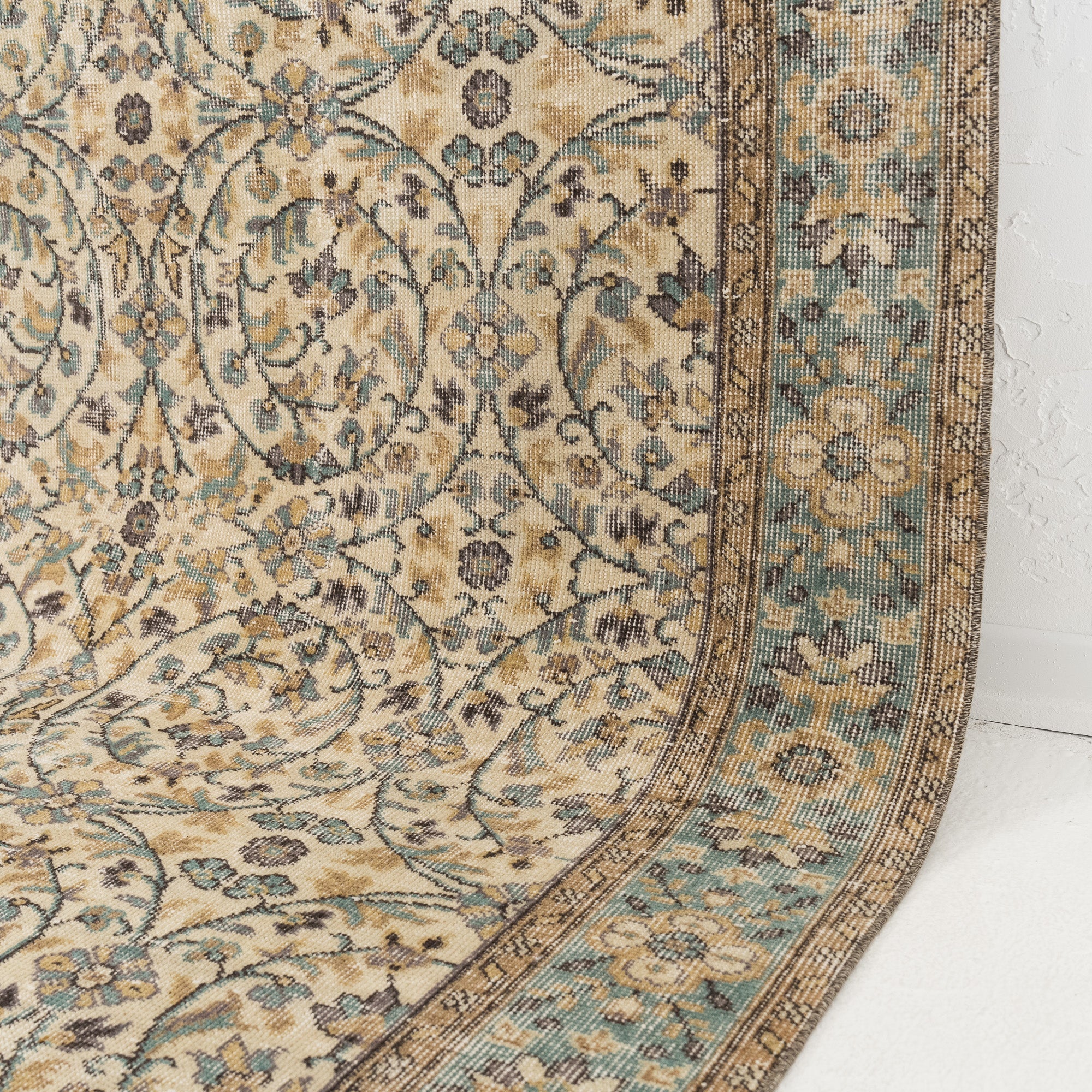 Lumevia - Vintage Turkish Area Rug