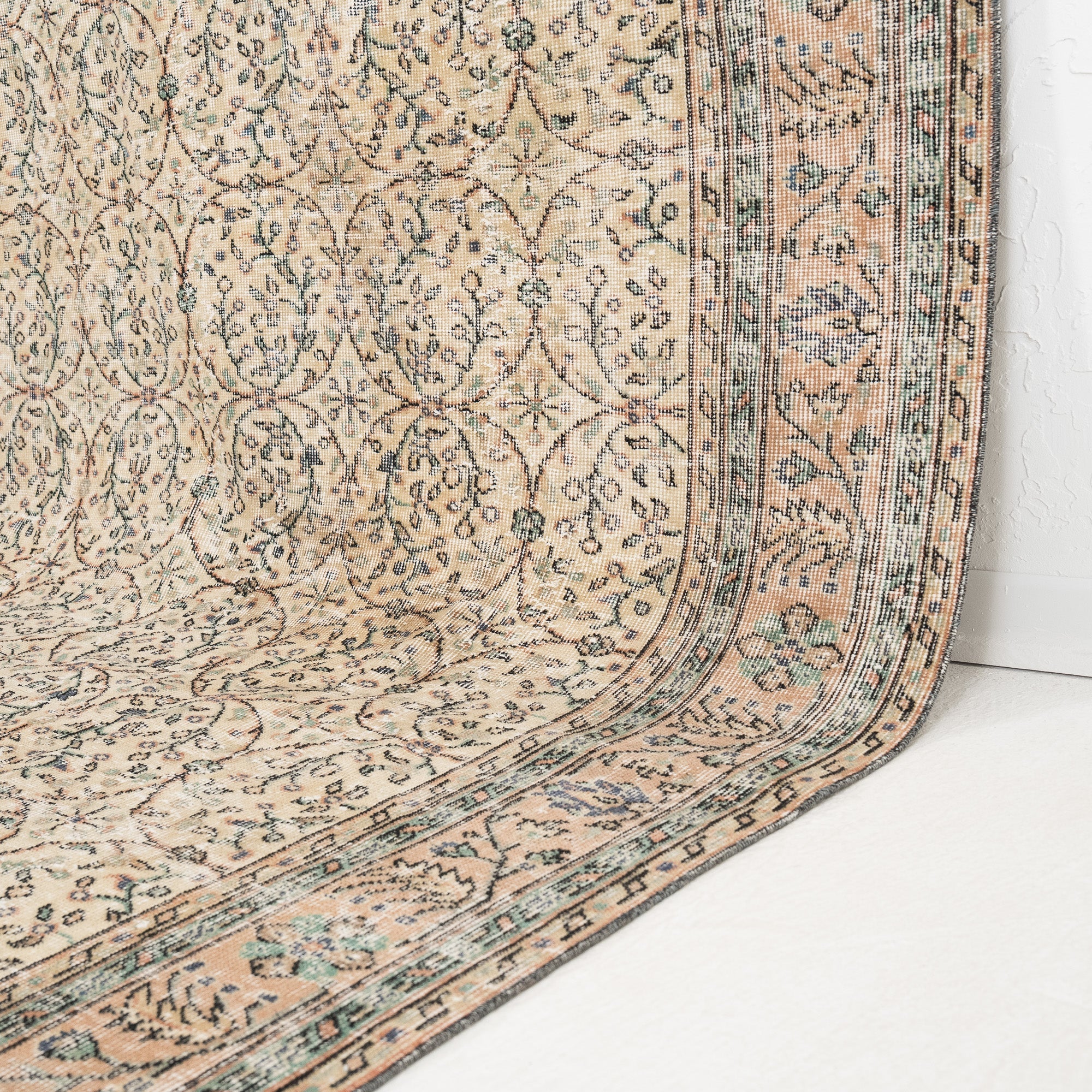 Lyravyn - Vintage Turkish Area Rug