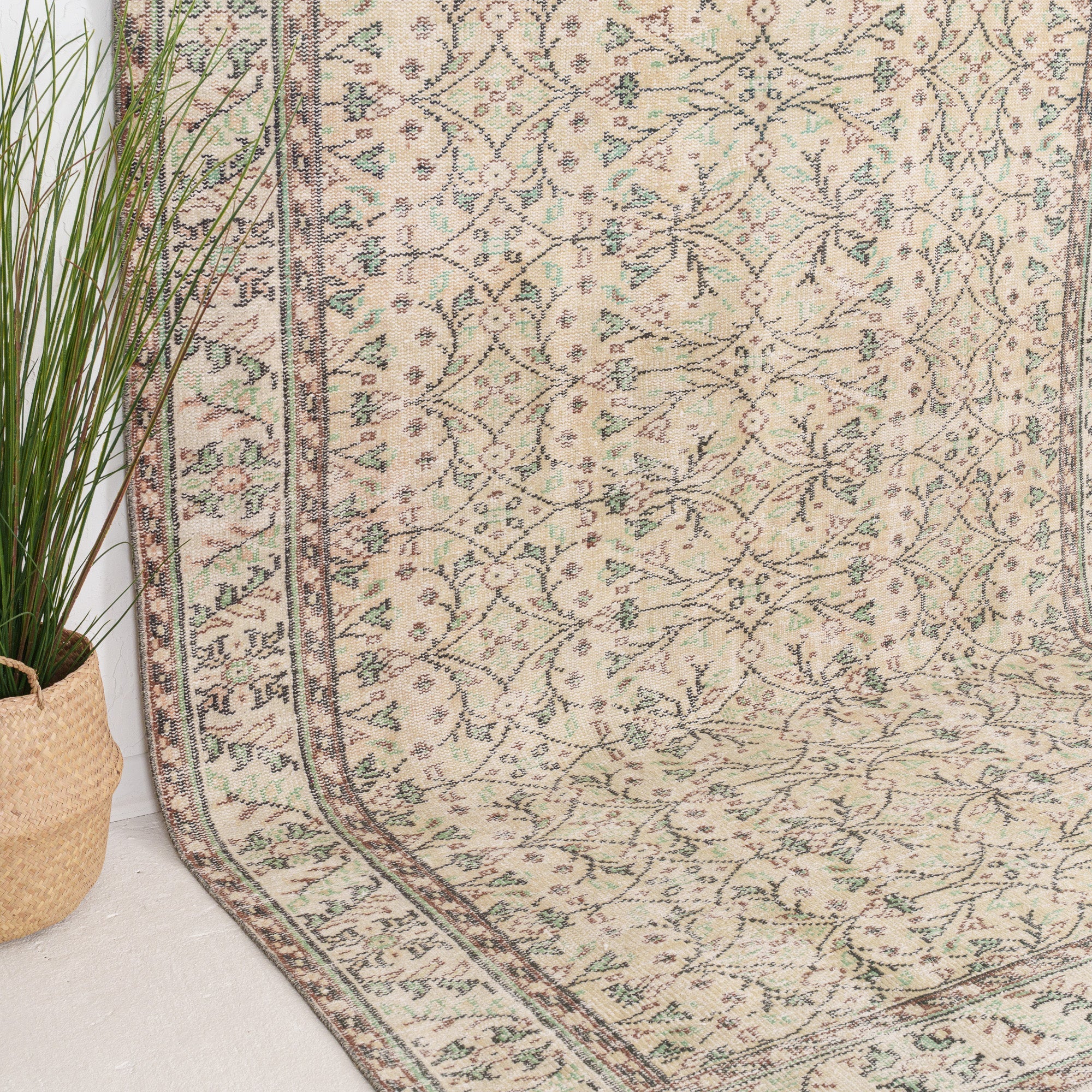 Amdiraria - Vintage Turkish Area Rug