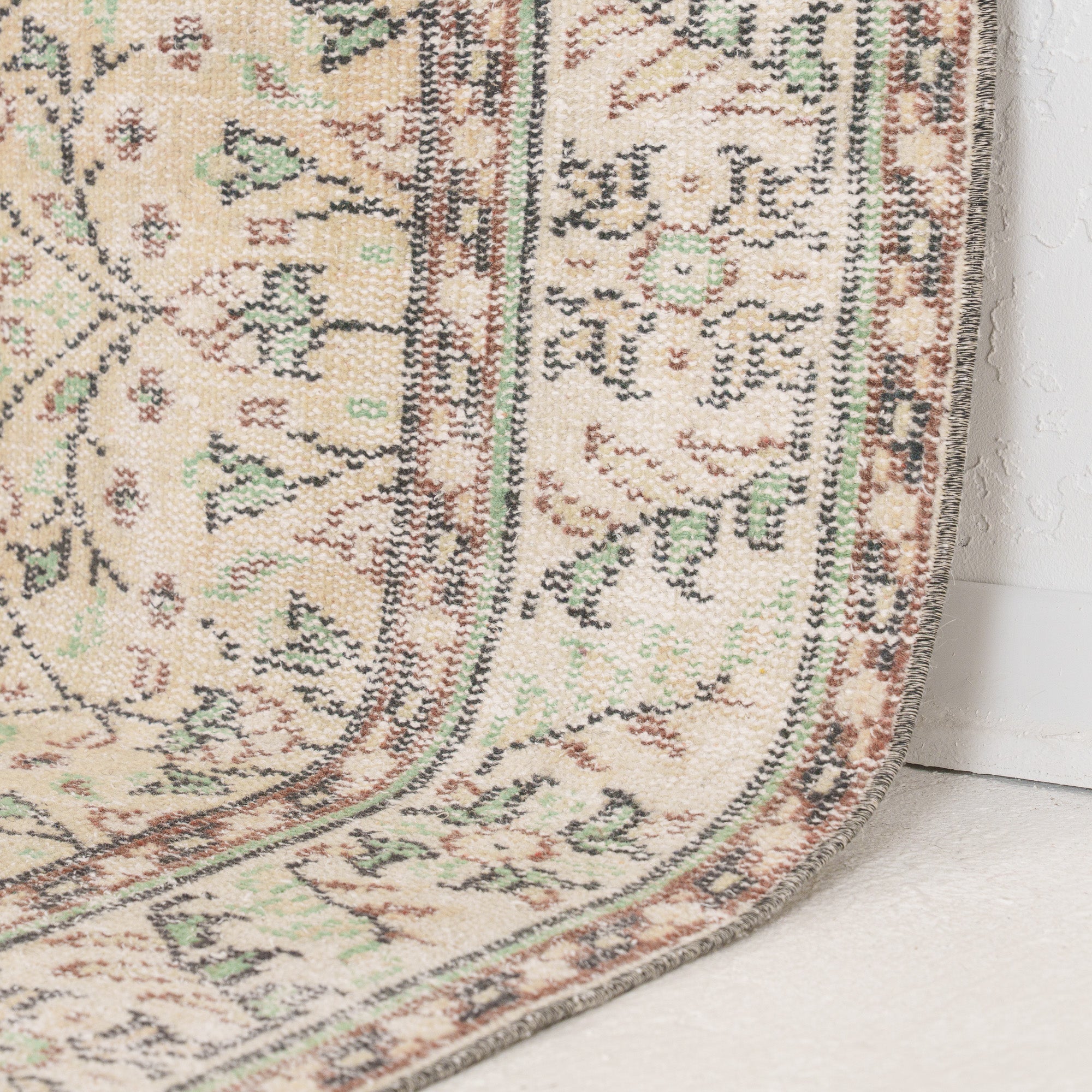 Amdiraria - Vintage Turkish Area Rug