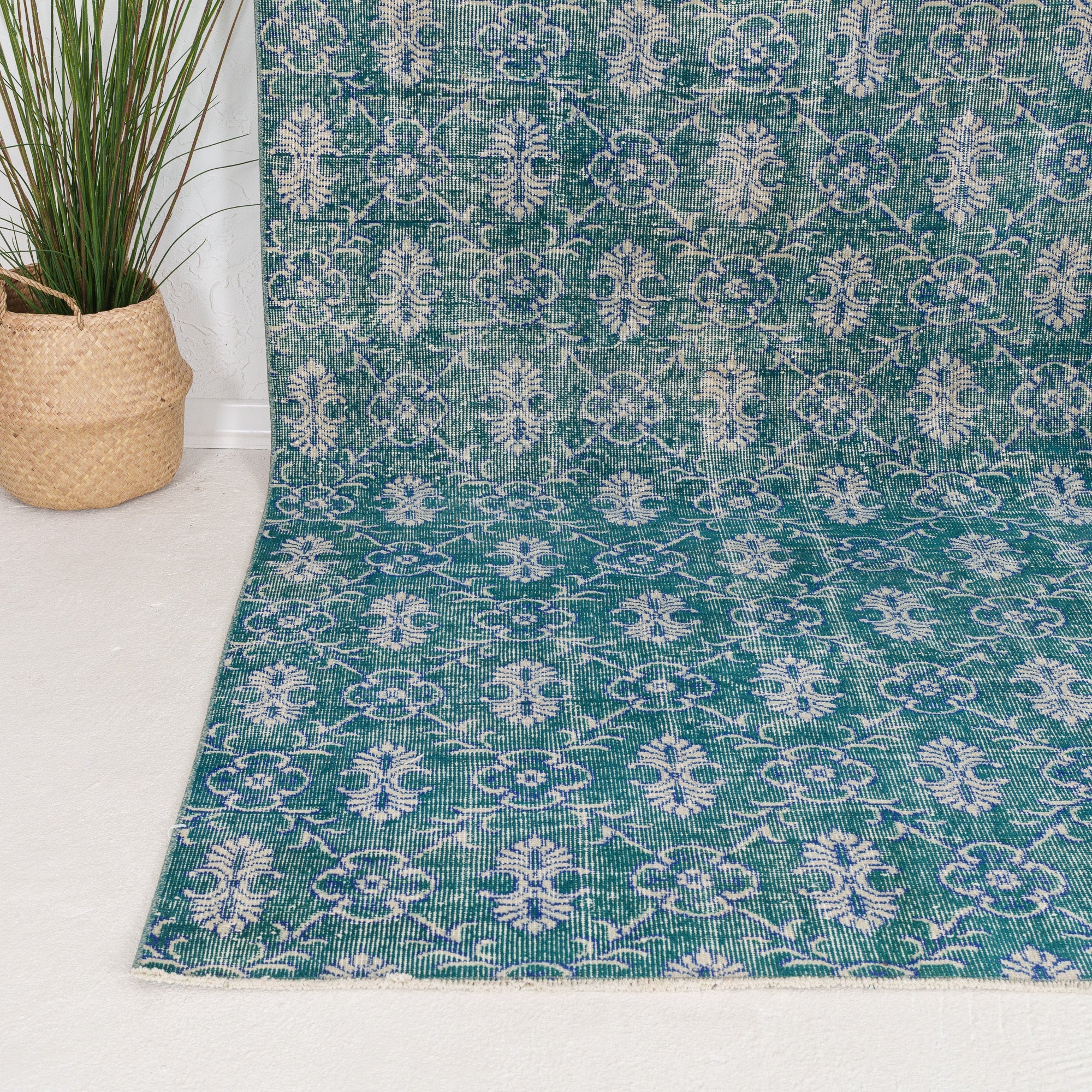 Zaeriness - Vintage Turkish Area Rug