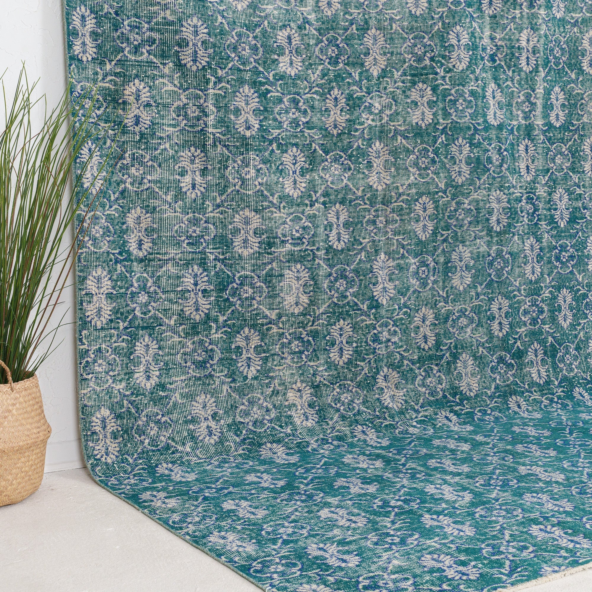 Zaeriness - Vintage Turkish Area Rug