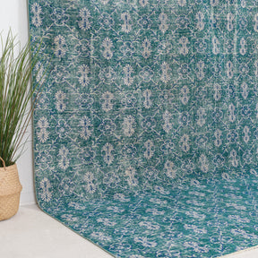 Zaeriness - Vintage Turkish Area Rug