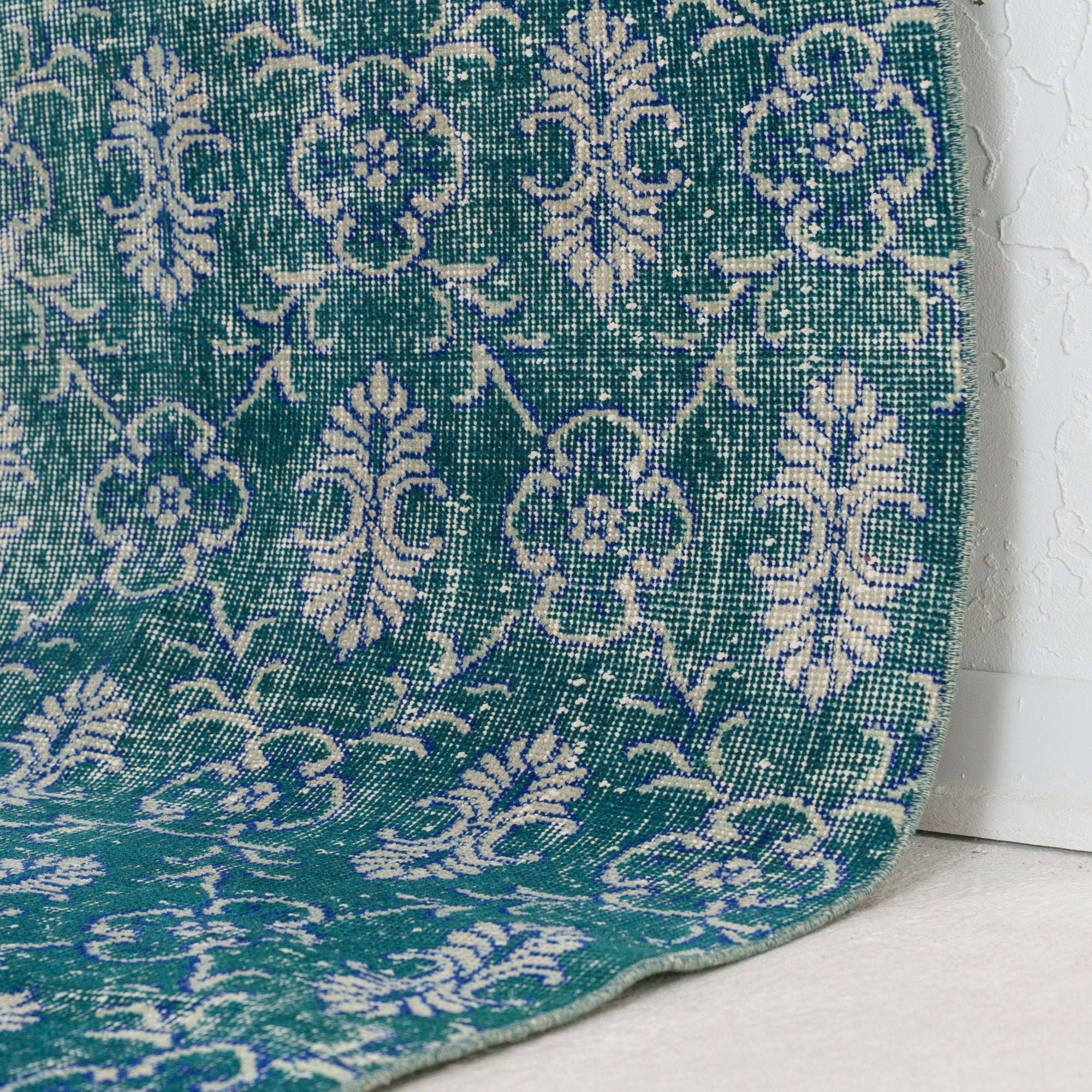 Zaeriness - Vintage Turkish Area Rug