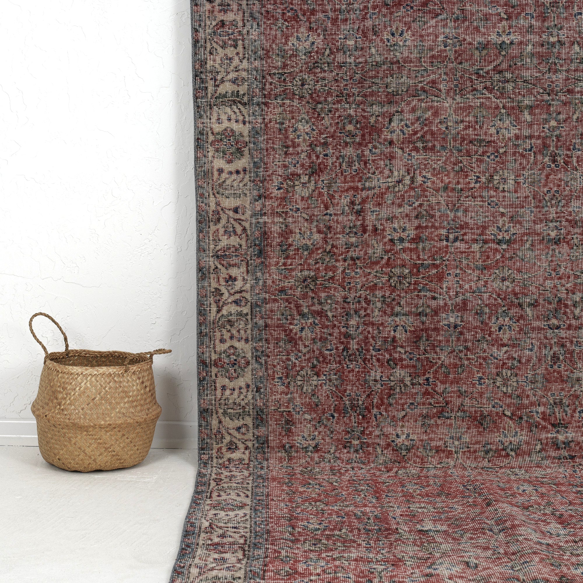 Avenya - Oriental Rug, Exquisite Antique Design