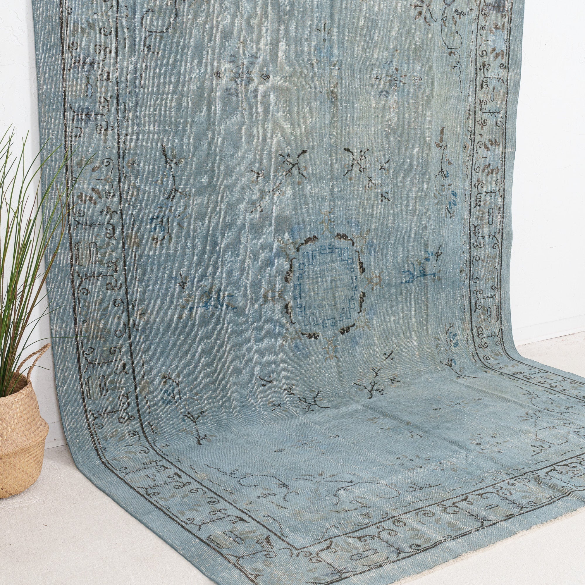Xaerisis - Vintage Turkish Area Rug