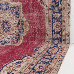 Karivelle - Vintage Turkish Area Rug