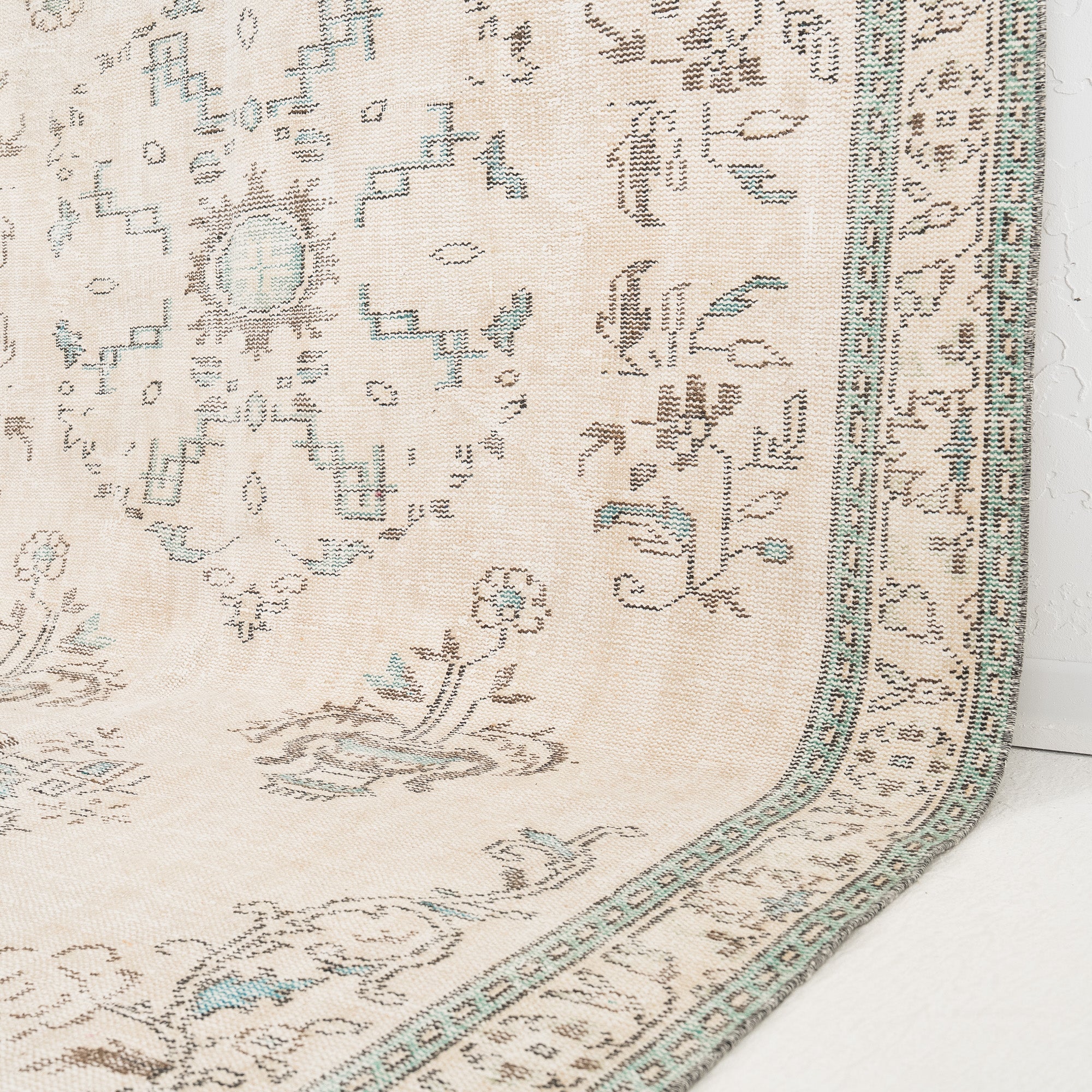 Vionyse - Vintage Turkish Area Rug