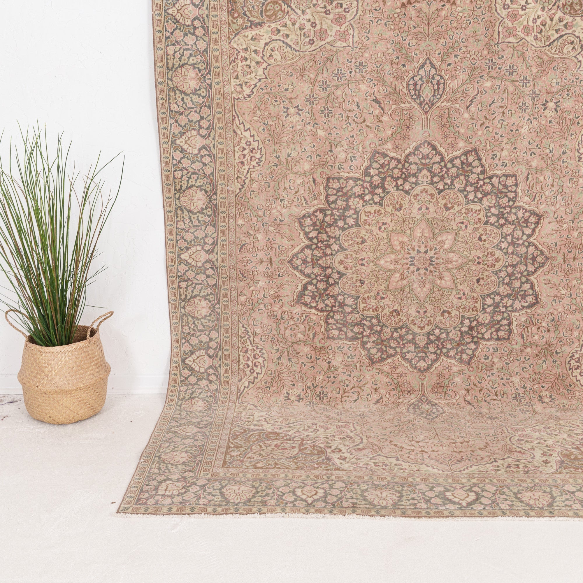 Xaerisia - Vintage Turkish Area Rug