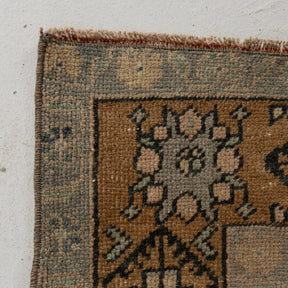 Classic accent rug in 4x7 dimensions, crafted in turkish