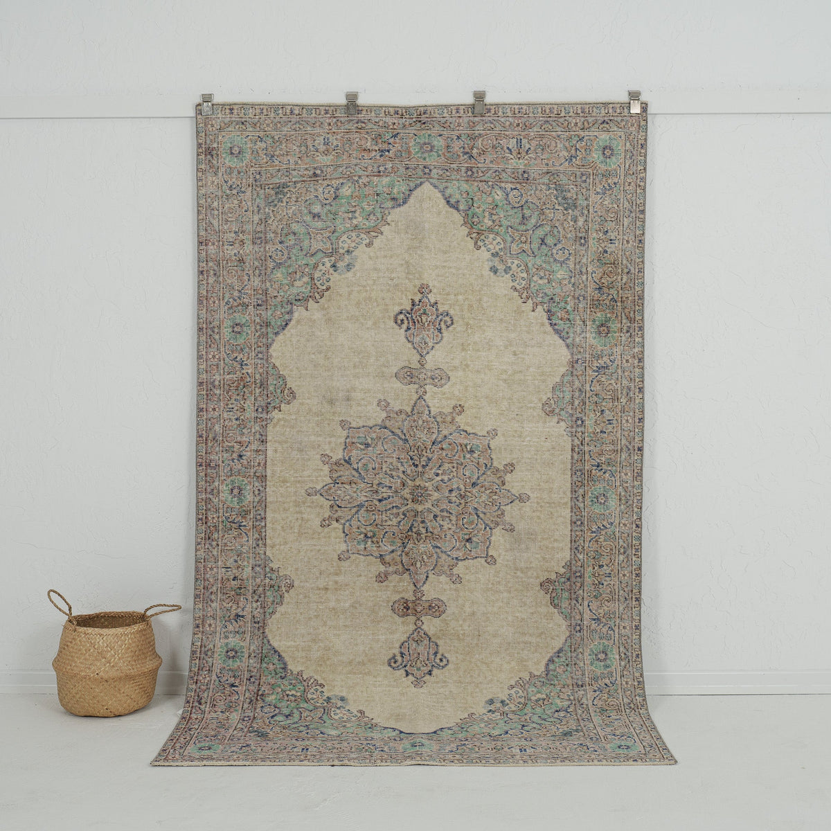 beige vintage 5x8 area rug - perfect for the entryway, hallway, living room, kitchen, bedroom