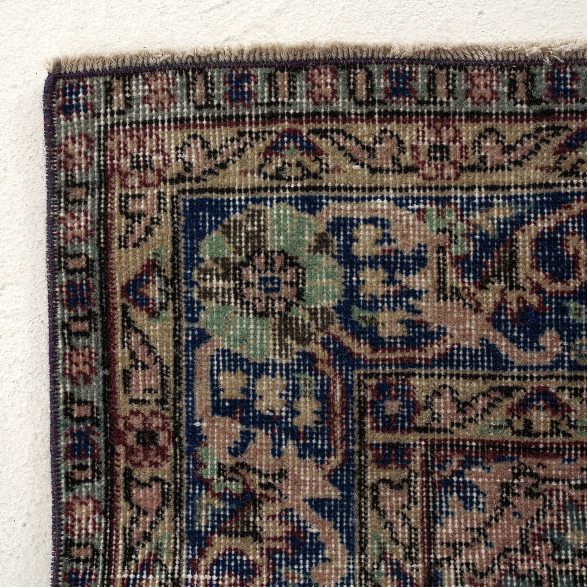 Classic area rug in 5x8 dimensions, crafted in turkish