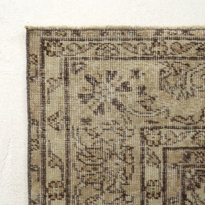 Classic area rug in 7x10 dimensions, crafted in turkish