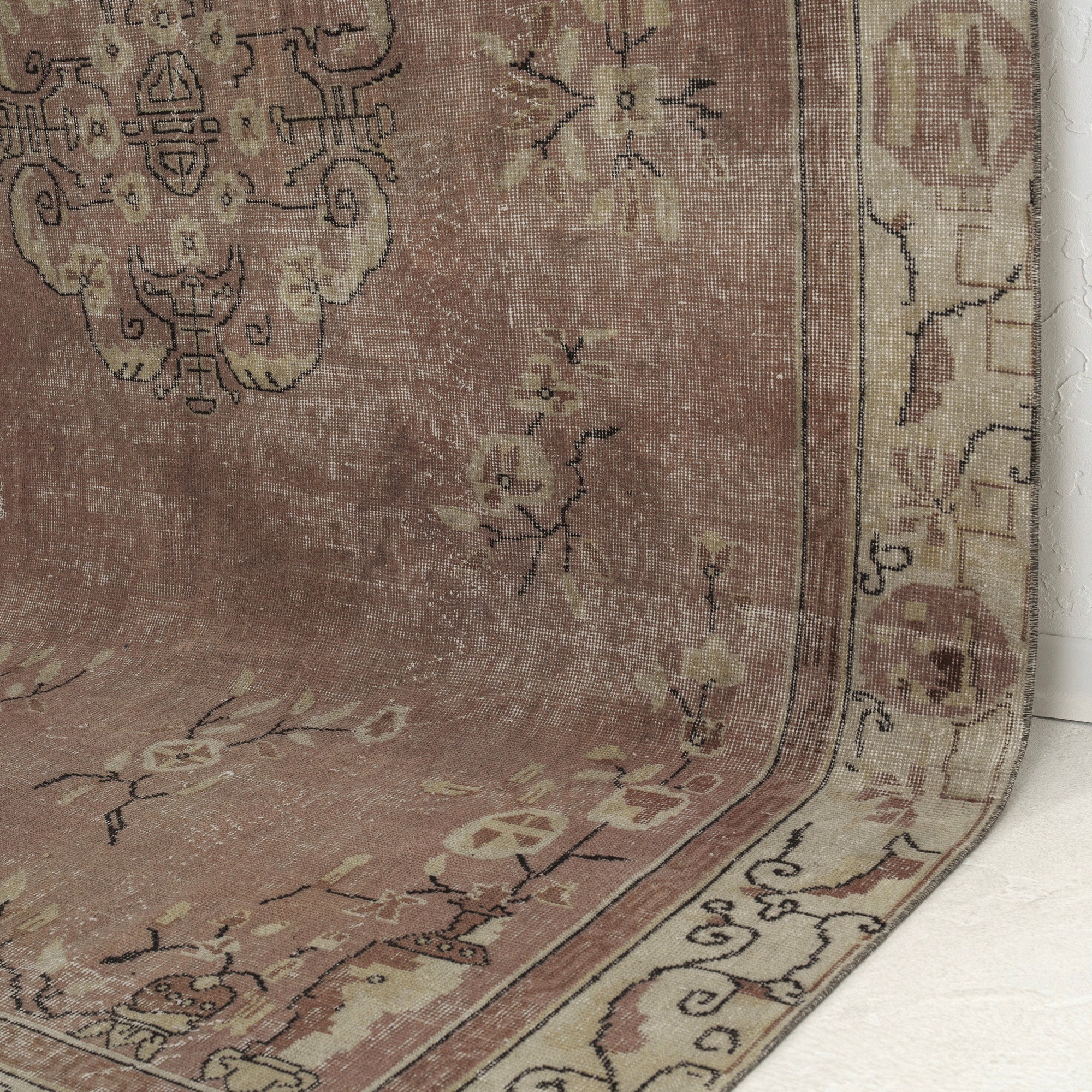 Cyris - Oriental Rug, Exquisite Antique Design