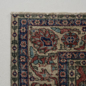 Classic area rug in 7x10 dimensions, crafted in turkish