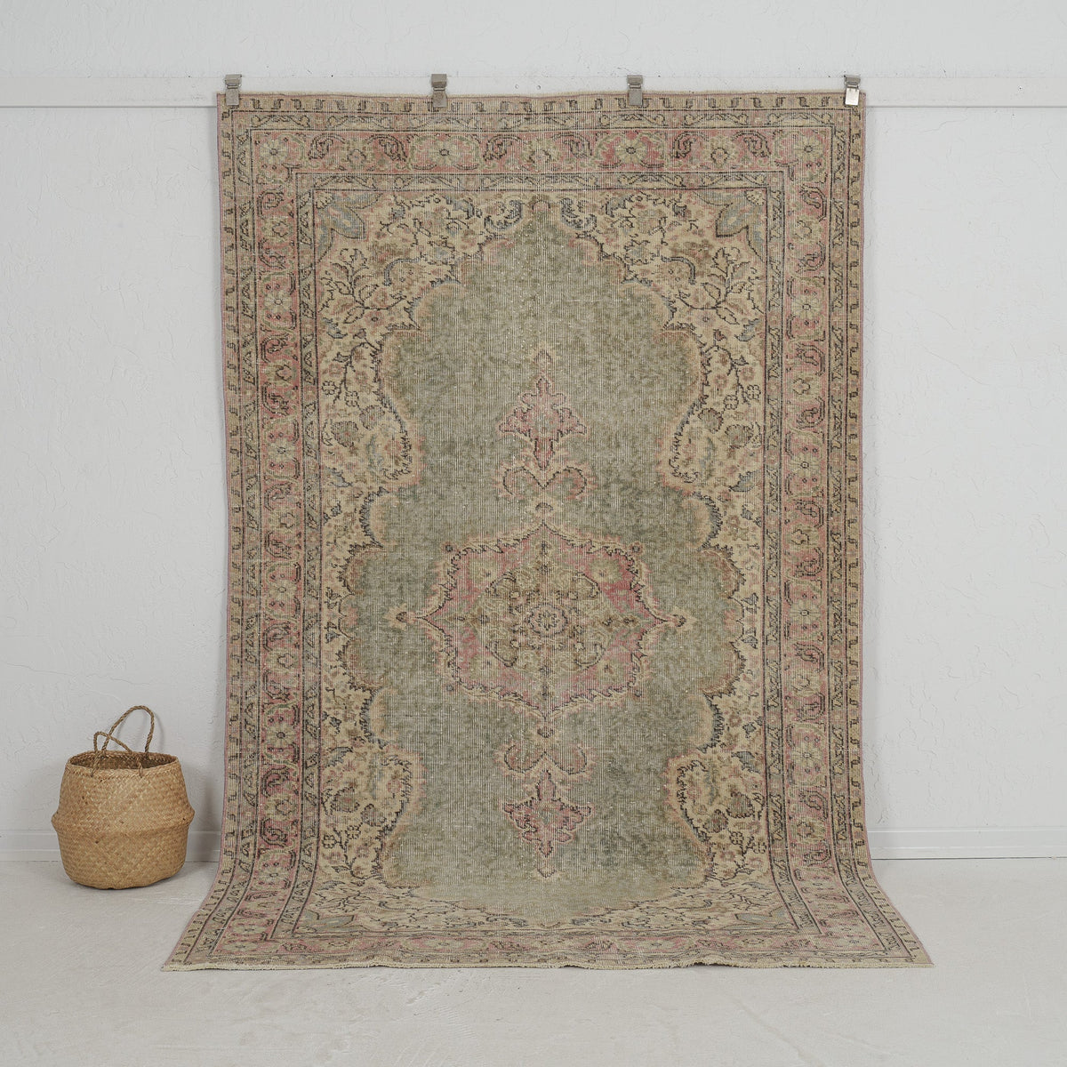 green vintage 5x9 area rug - perfect for the living room, bedroom, entryway, office, kitchen & dining