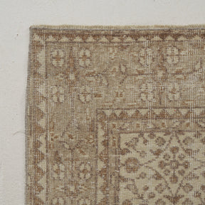 Classic area rug in 7x10 dimensions, crafted in turkish