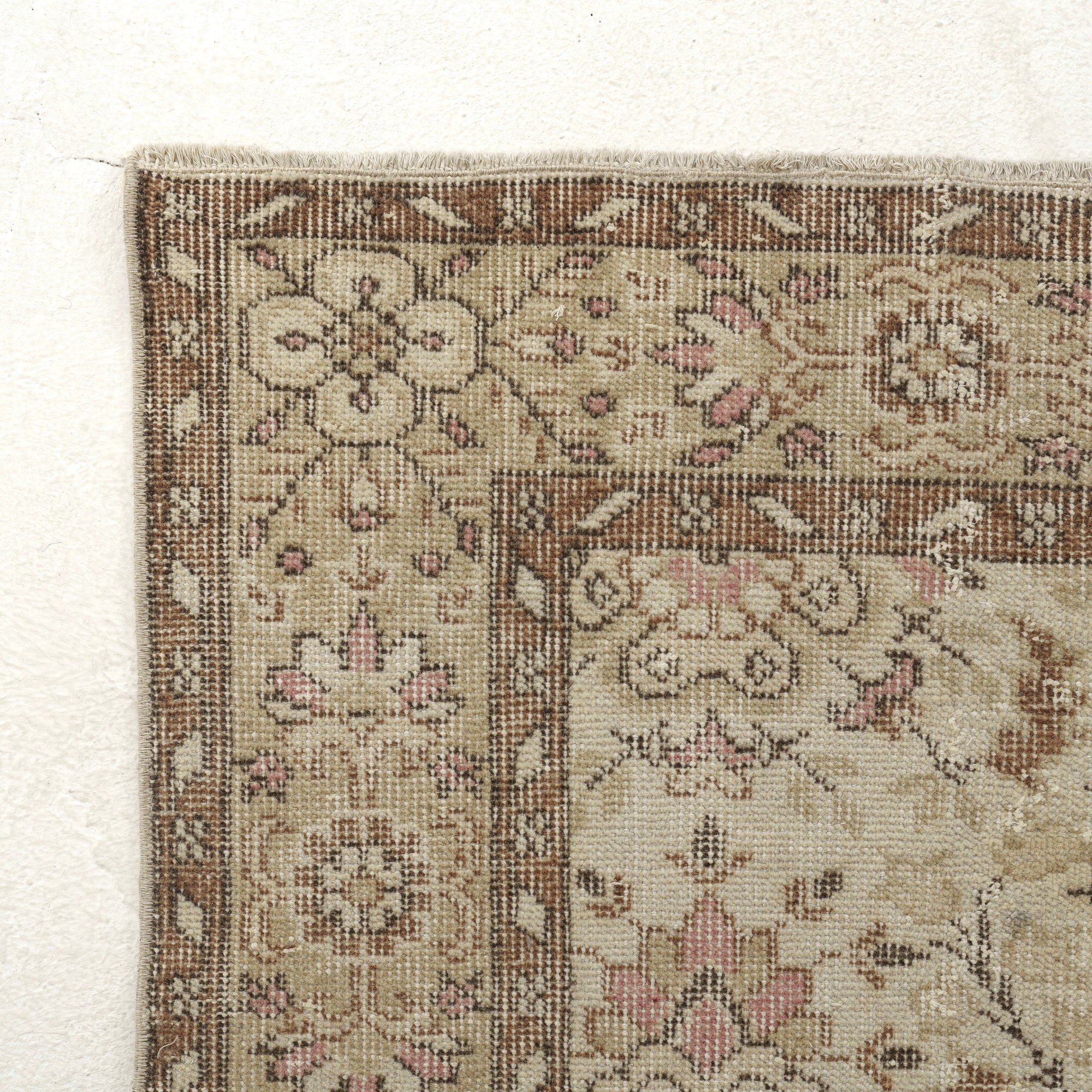 Keahi - Elegant Living Room Rug, Antique Charm