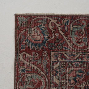 Classic area rug in 7x10 dimensions, crafted in turkish