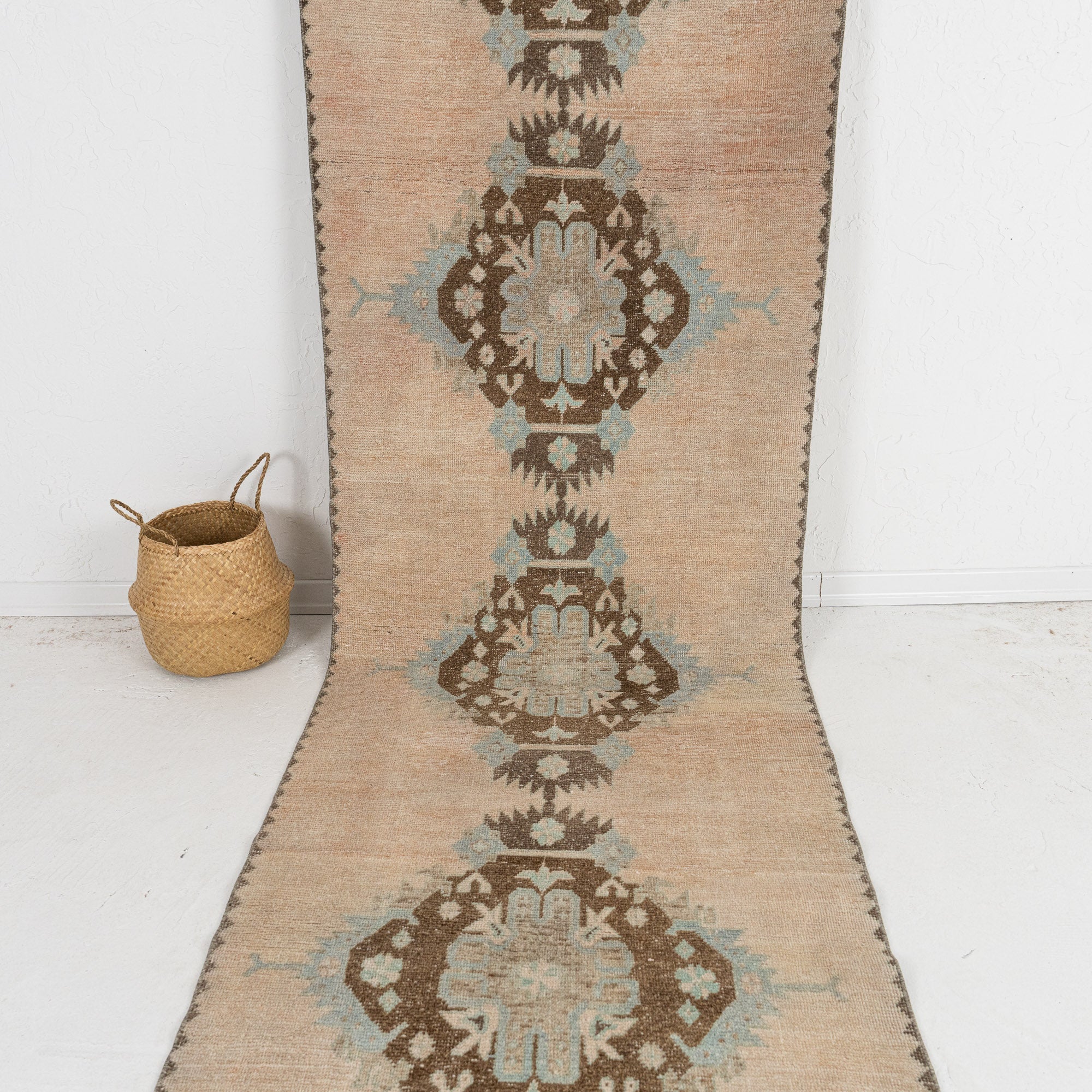 Avaris - Persian Rug, Handcrafted & Timeless