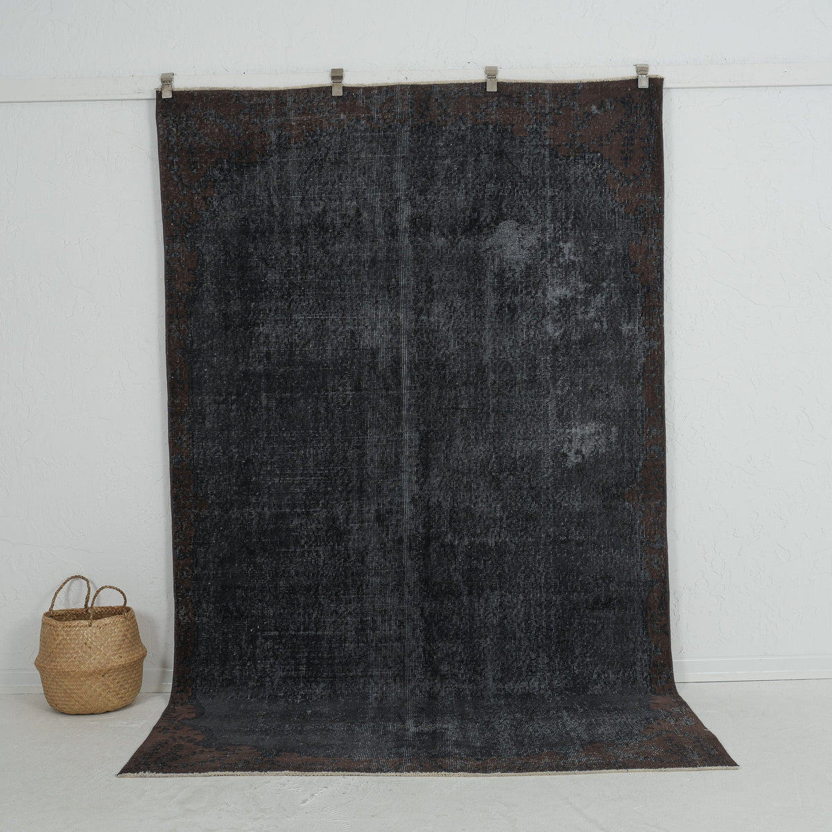 black vintage 5x9 area rug - perfect for the living room, bedroom, dining room, entryway, office