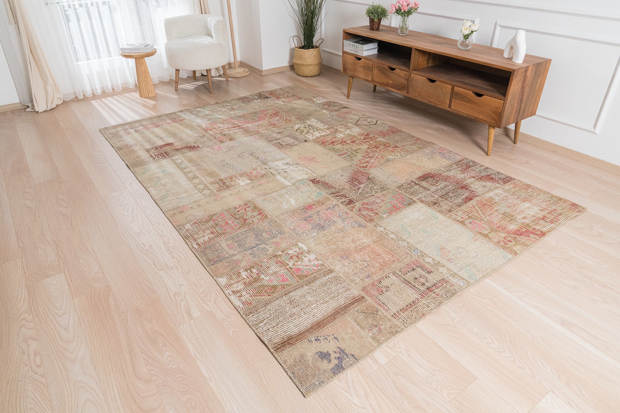 Neria - Dining Room Rug, Authentic Oriental Design