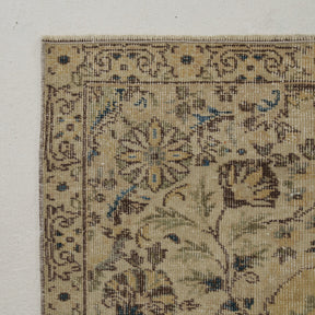 Classic area rug in 7x10 dimensions, crafted in turkish