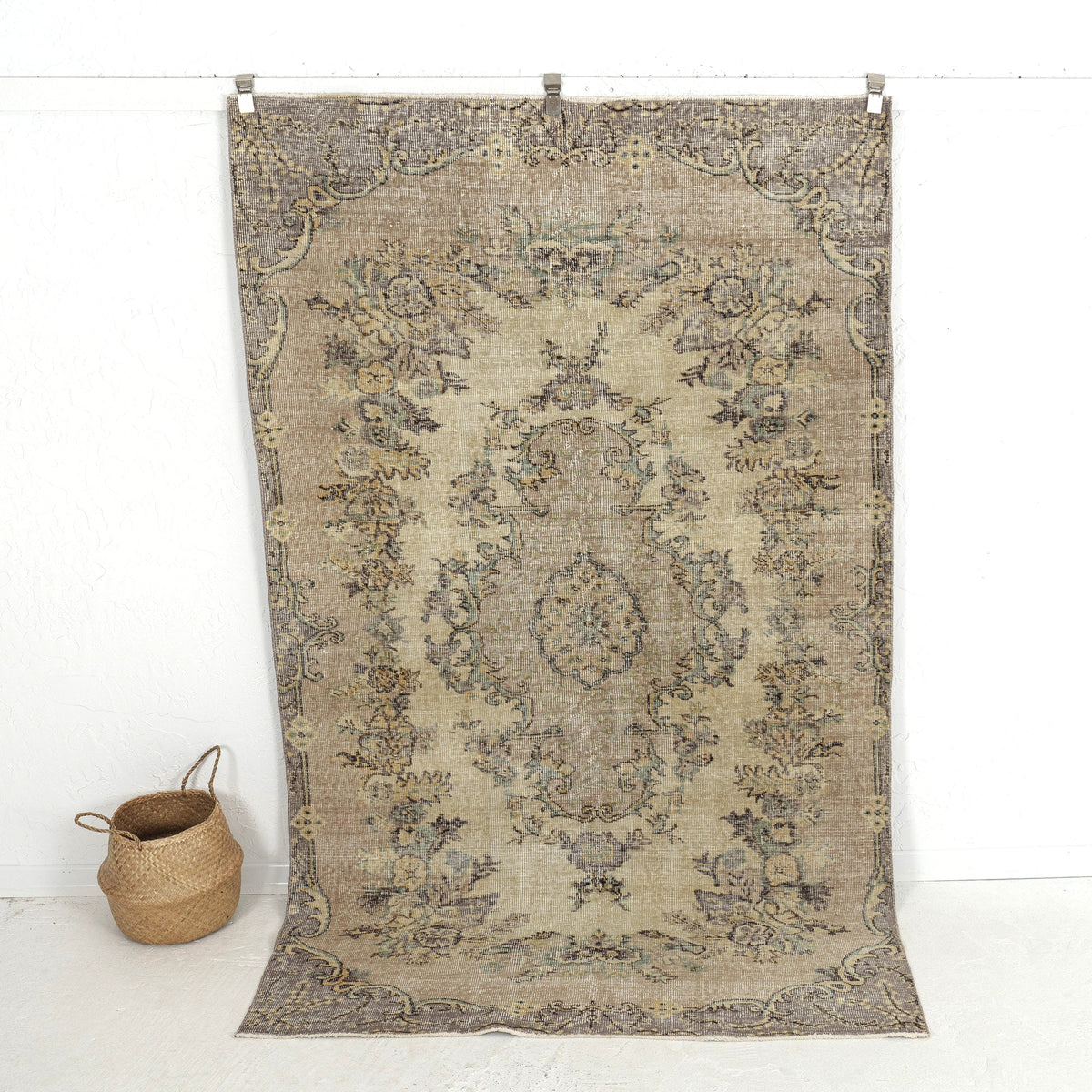 Xevera - Elegant Living Room Rug, Antique Charm