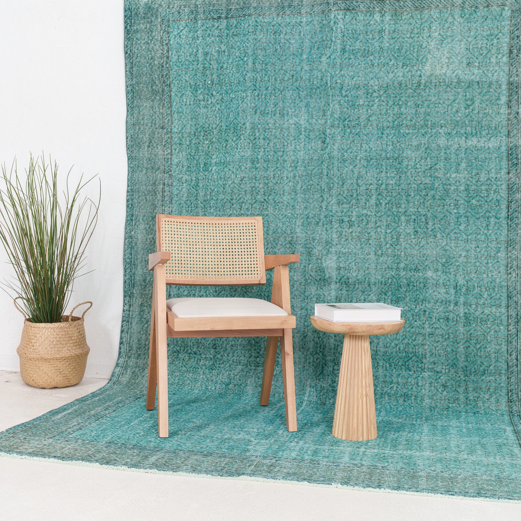 Xaerisella - Vintage Turkish Area Rug