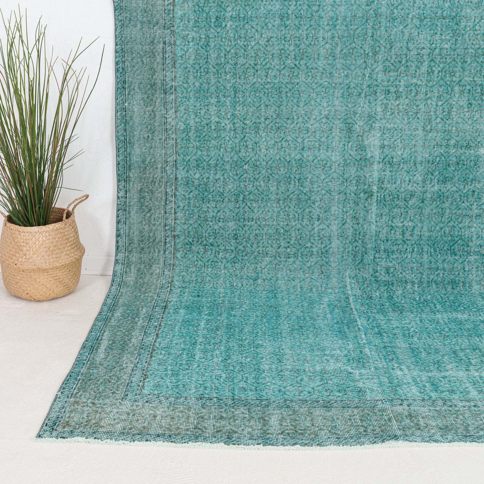 Xaerisella - Vintage Turkish Area Rug