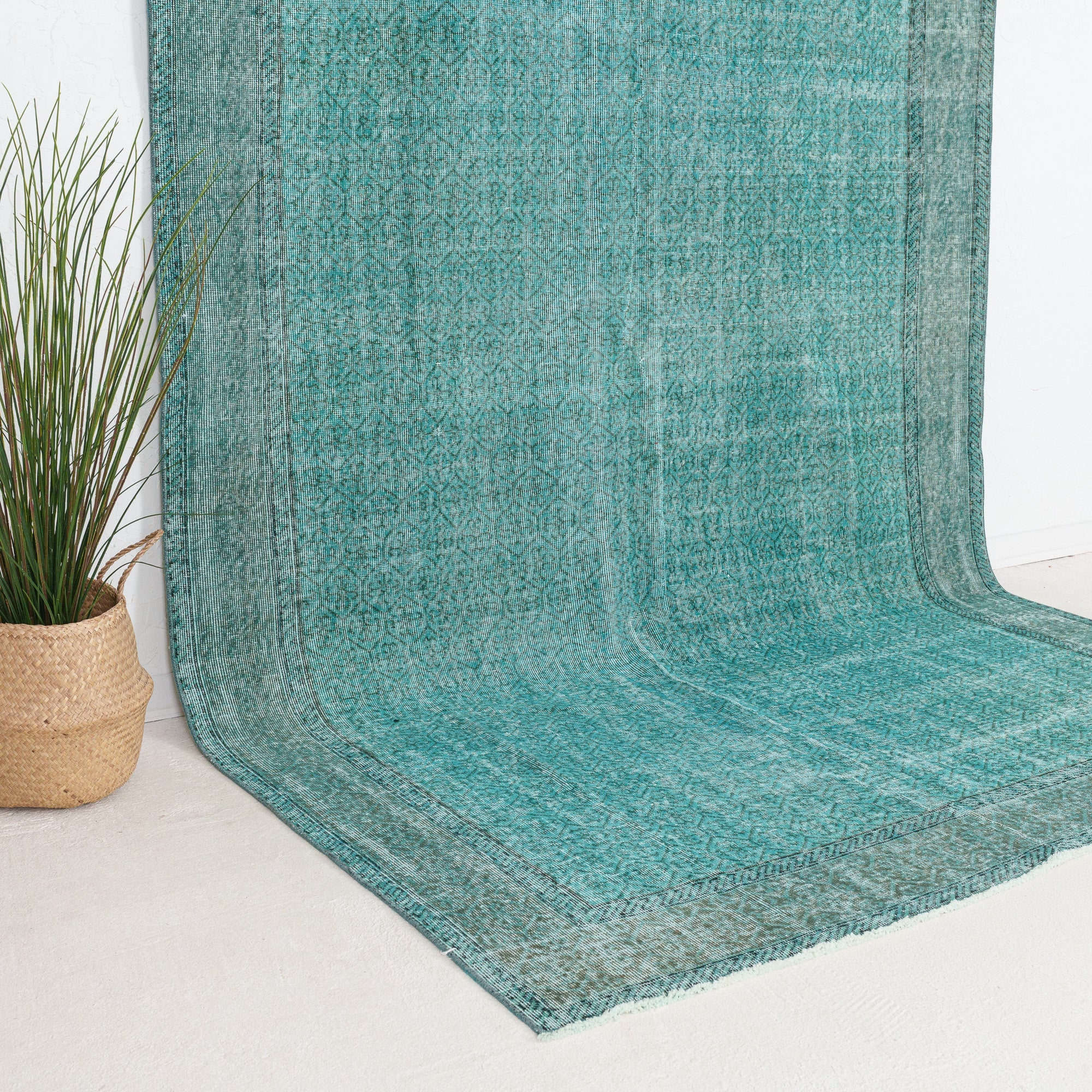 Xaerisella - Vintage Turkish Area Rug