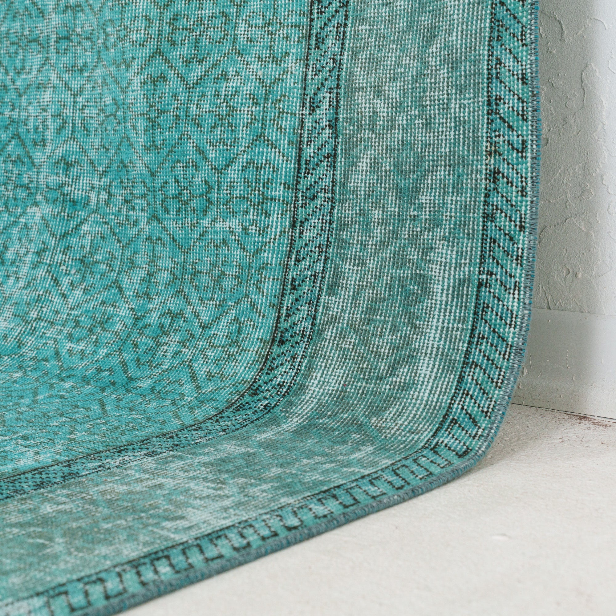 Xaerisella - Vintage Turkish Area Rug