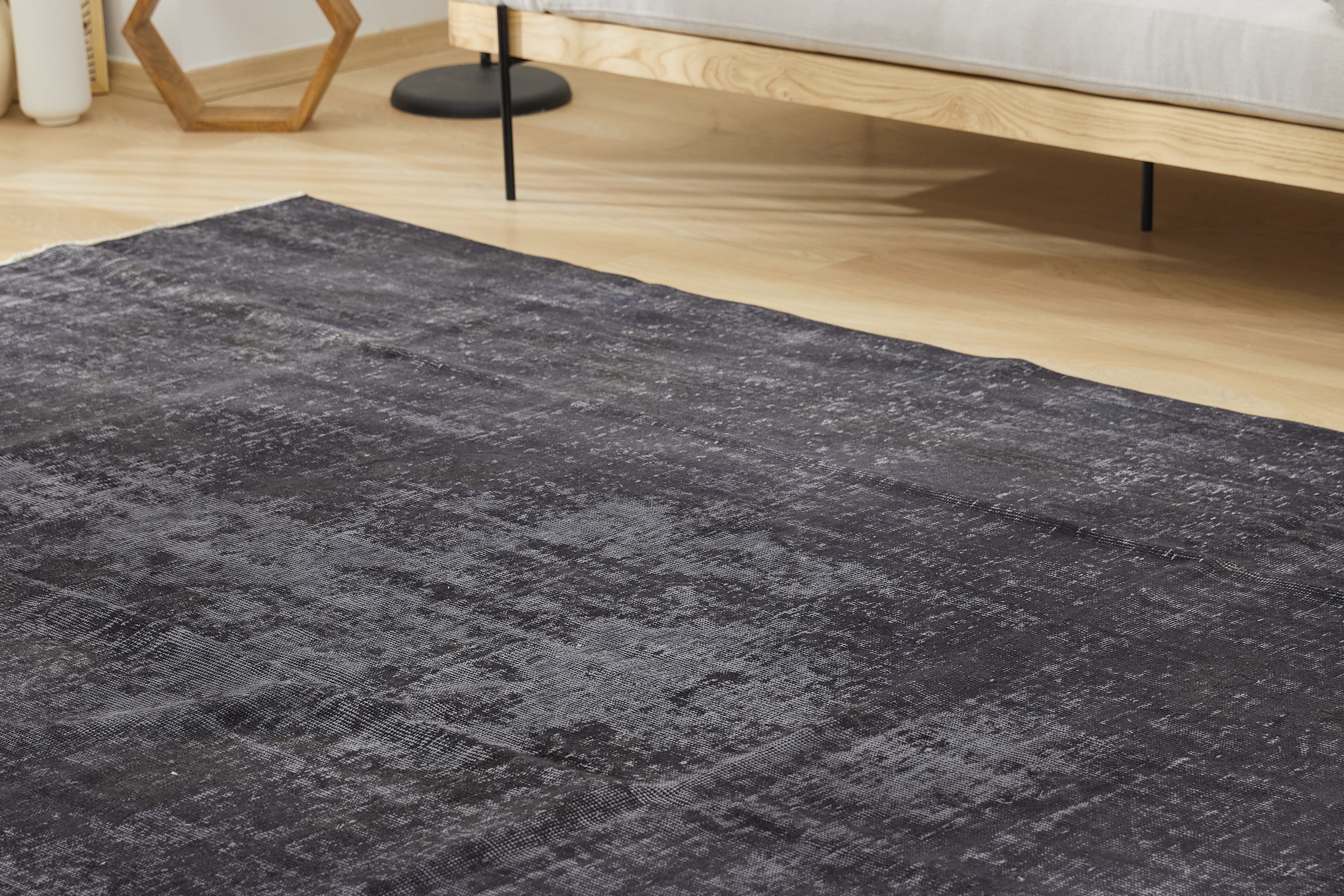 Vintage Simplicity Reimagined - Yseult's Handmade Excellence | Kuden Rugs