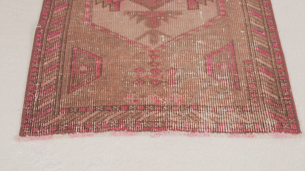 18945. 8'11 x 1'10 ft / 274 x 57 cm