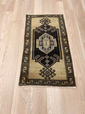 Karyan - Vintage Mini Beige Area Rug - kudenrugs