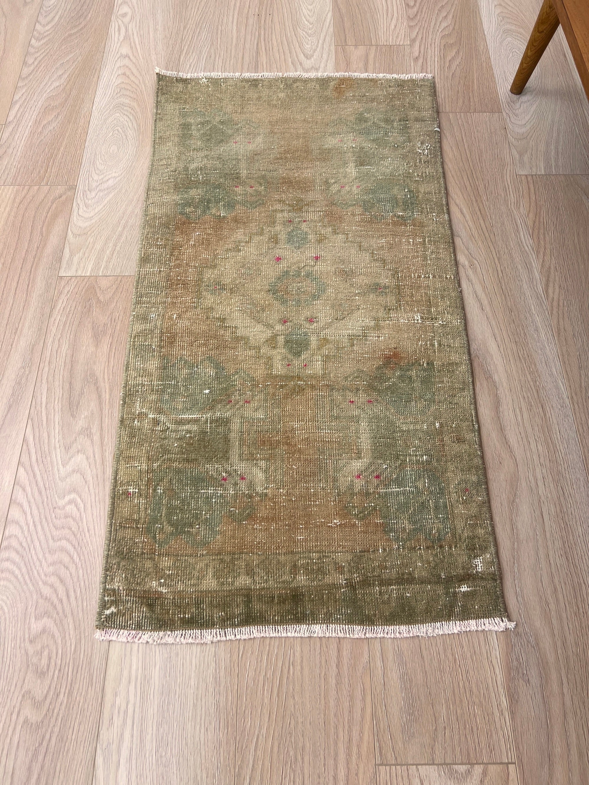 Kielea - Vintage Mini Beige Area Rug - kudenrugs