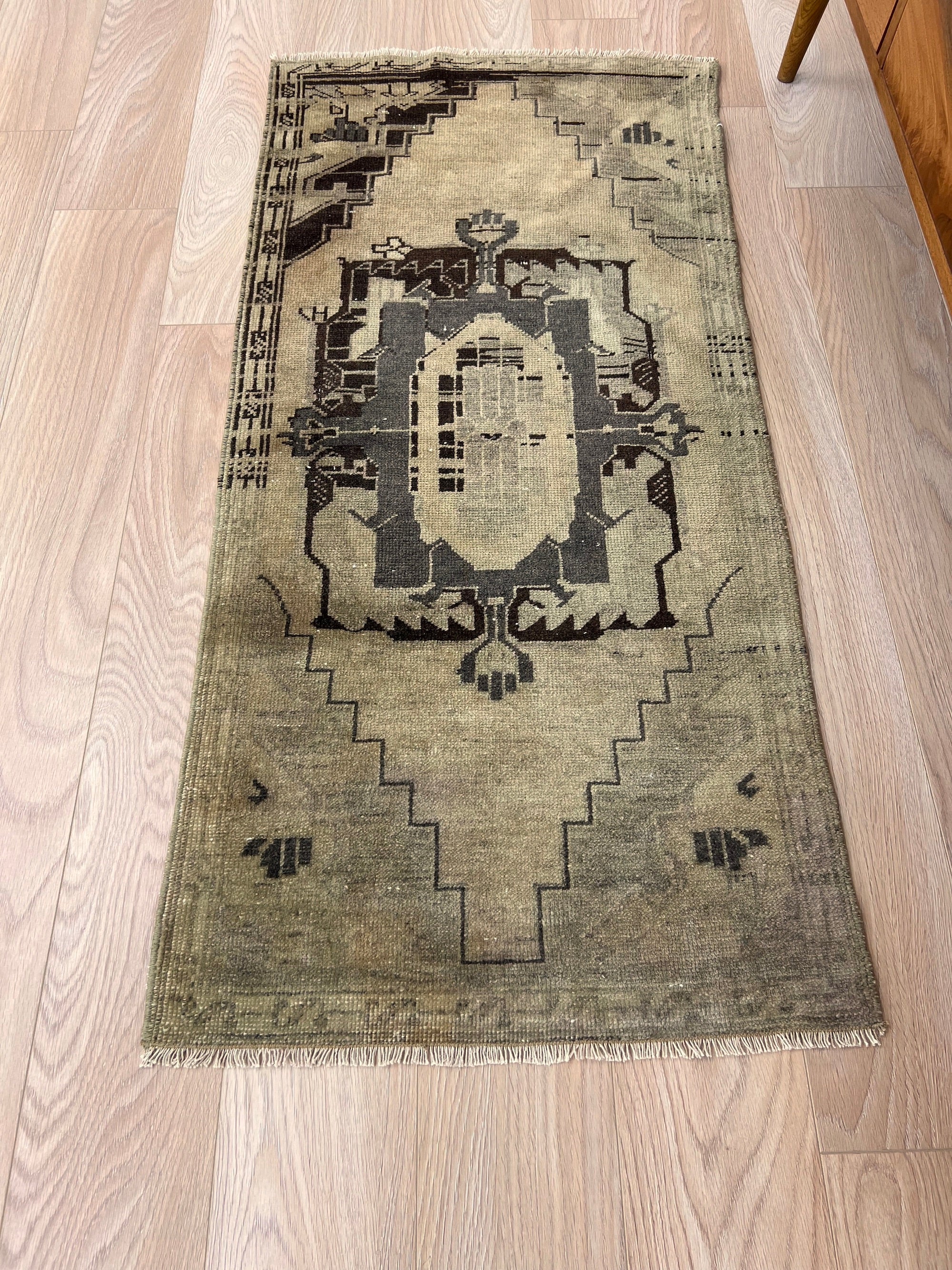 Kinipela - Vintage Mini Beige Area Rug - kudenrugs