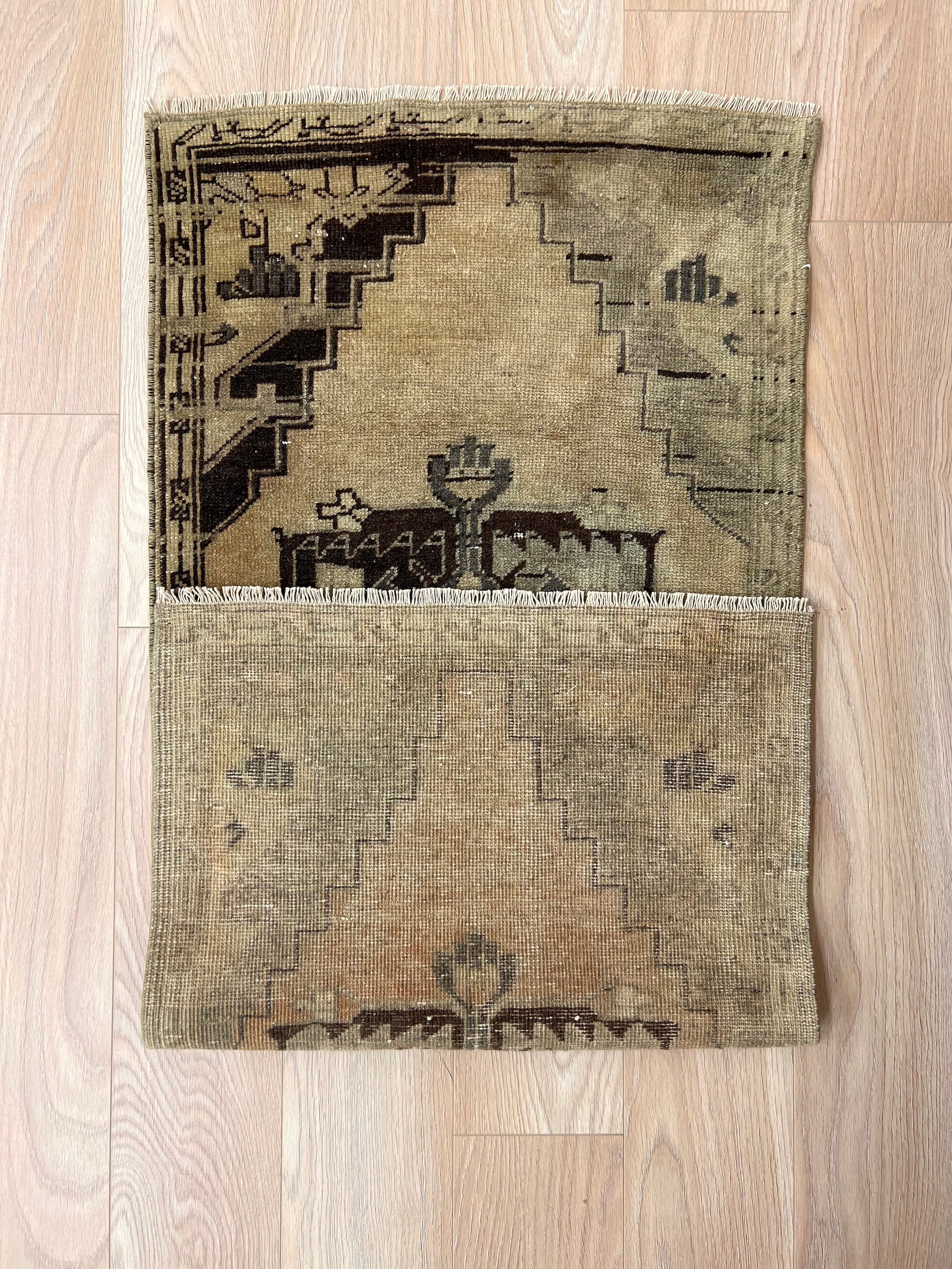 Kinipela - Vintage Mini Beige Area Rug - kudenrugs