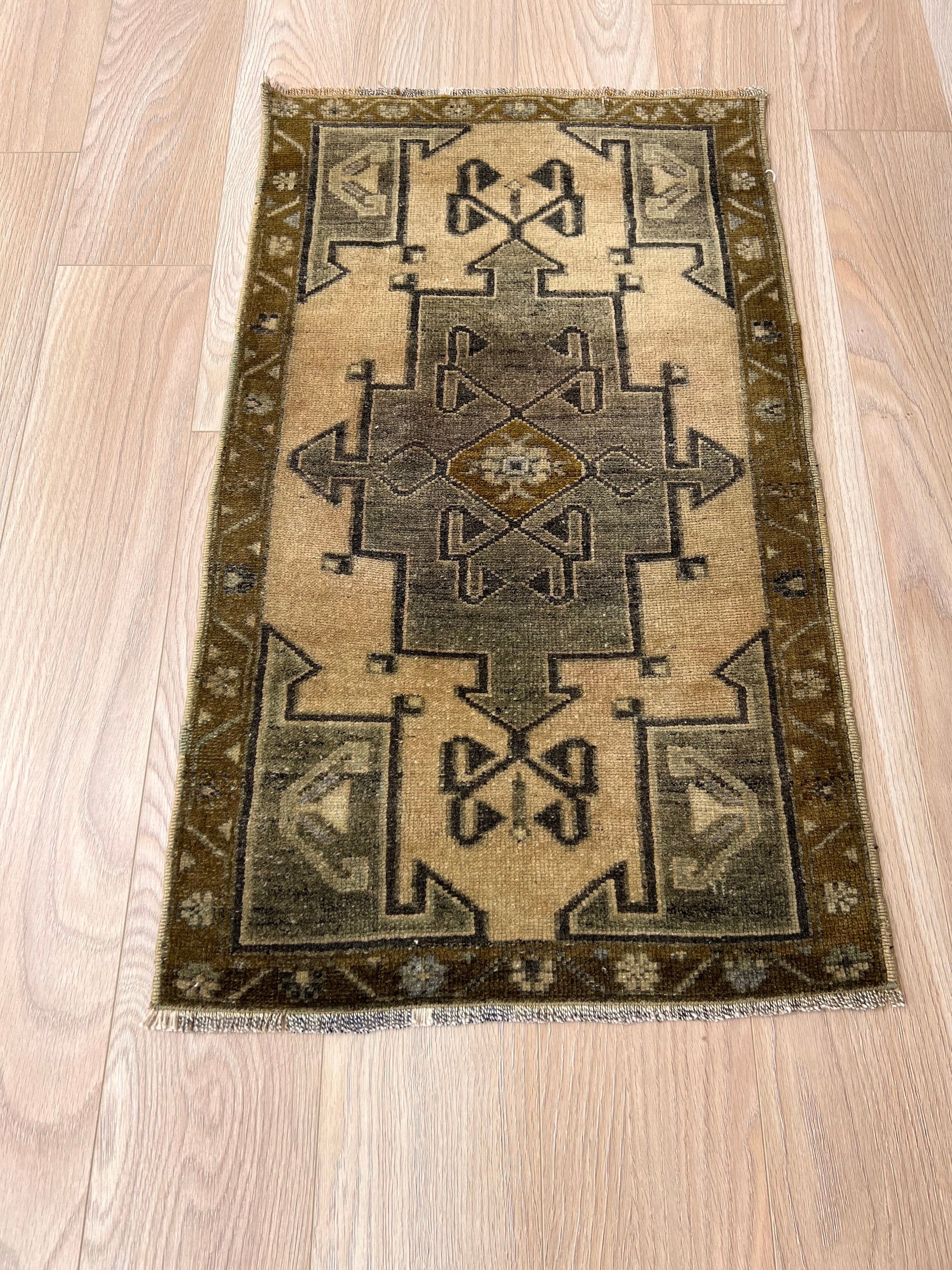 Kioko - Vintage Mini Beige Area Rug - kudenrugs