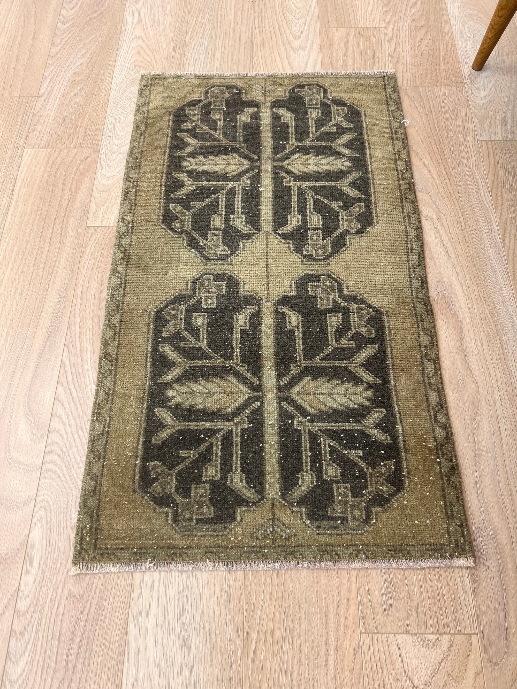 Klarissa - Vintage Mini Beige Area Rug - kudenrugs