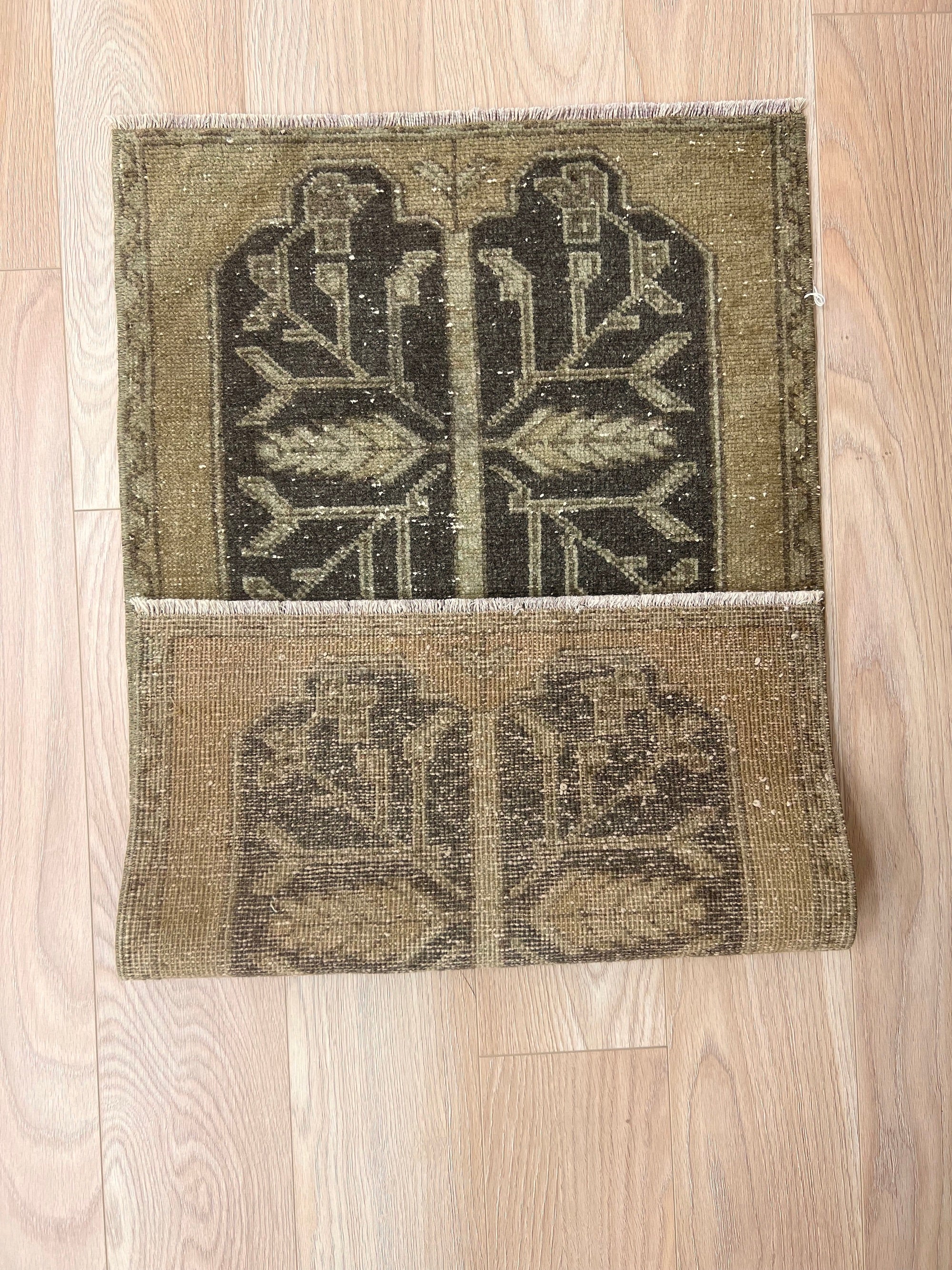 Klarissa - Vintage Mini Beige Area Rug - kudenrugs