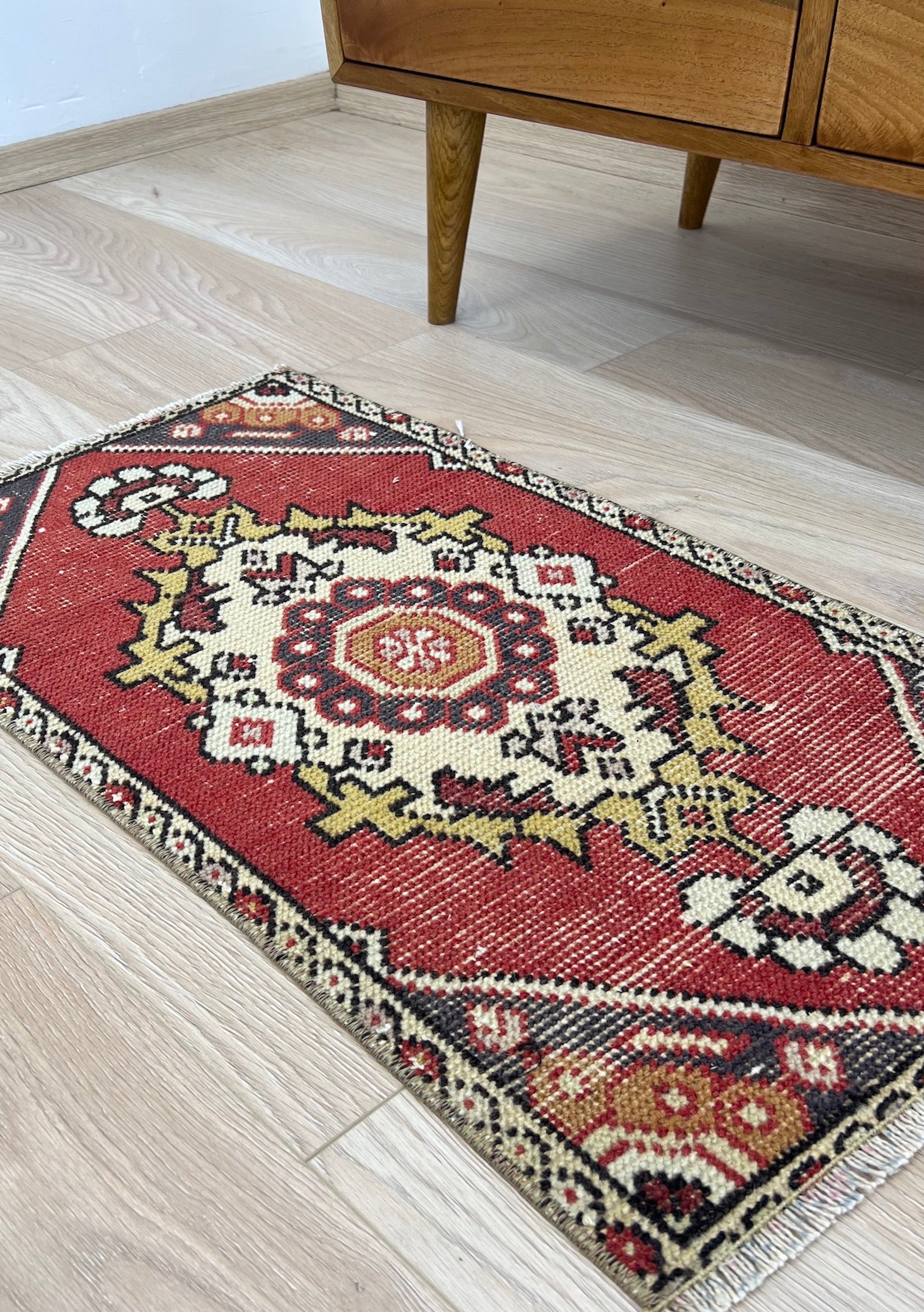 Chavive - Vintage Mini Red Area Rug - kudenrugs