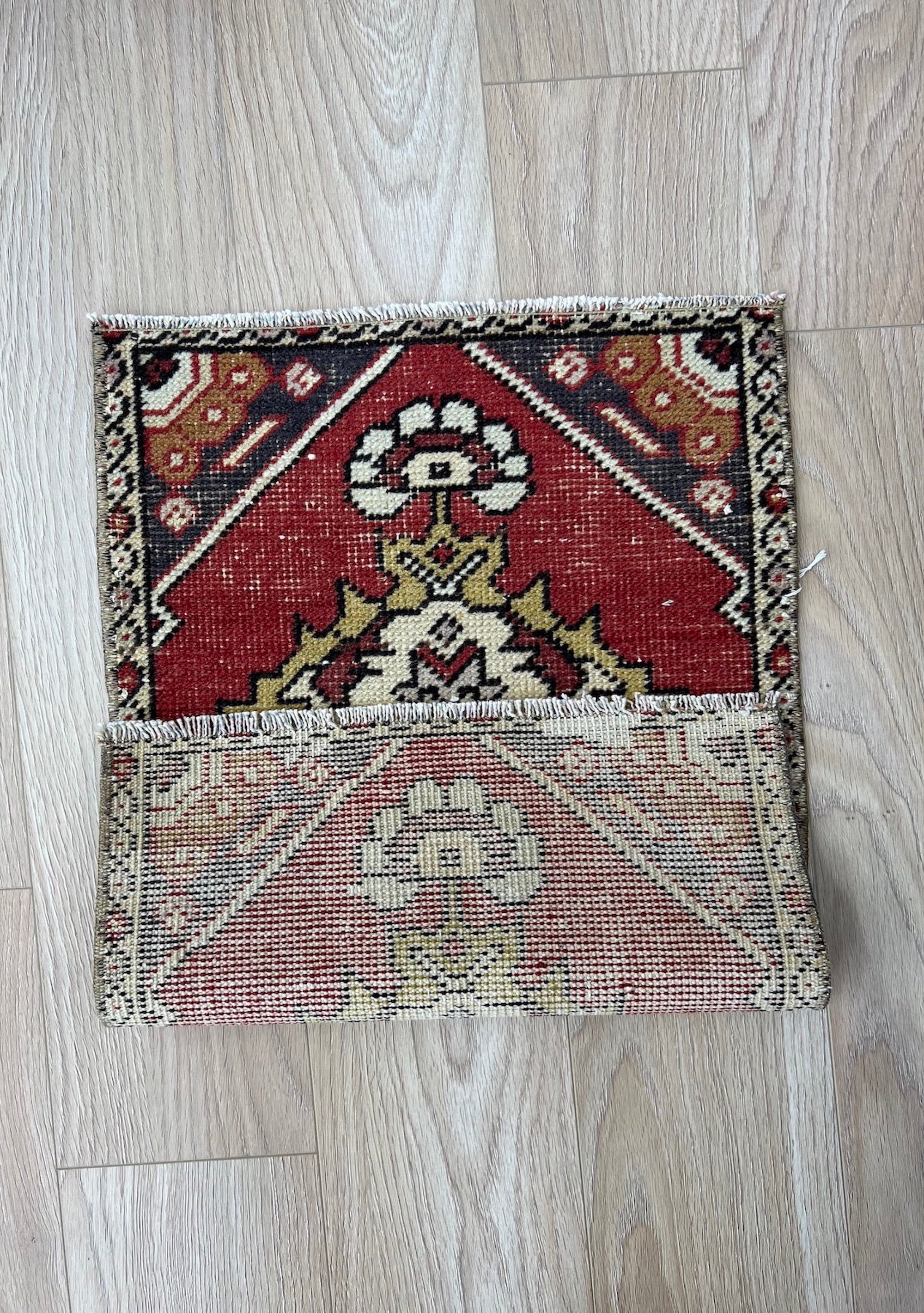 Chavive - Vintage Mini Red Area Rug - kudenrugs