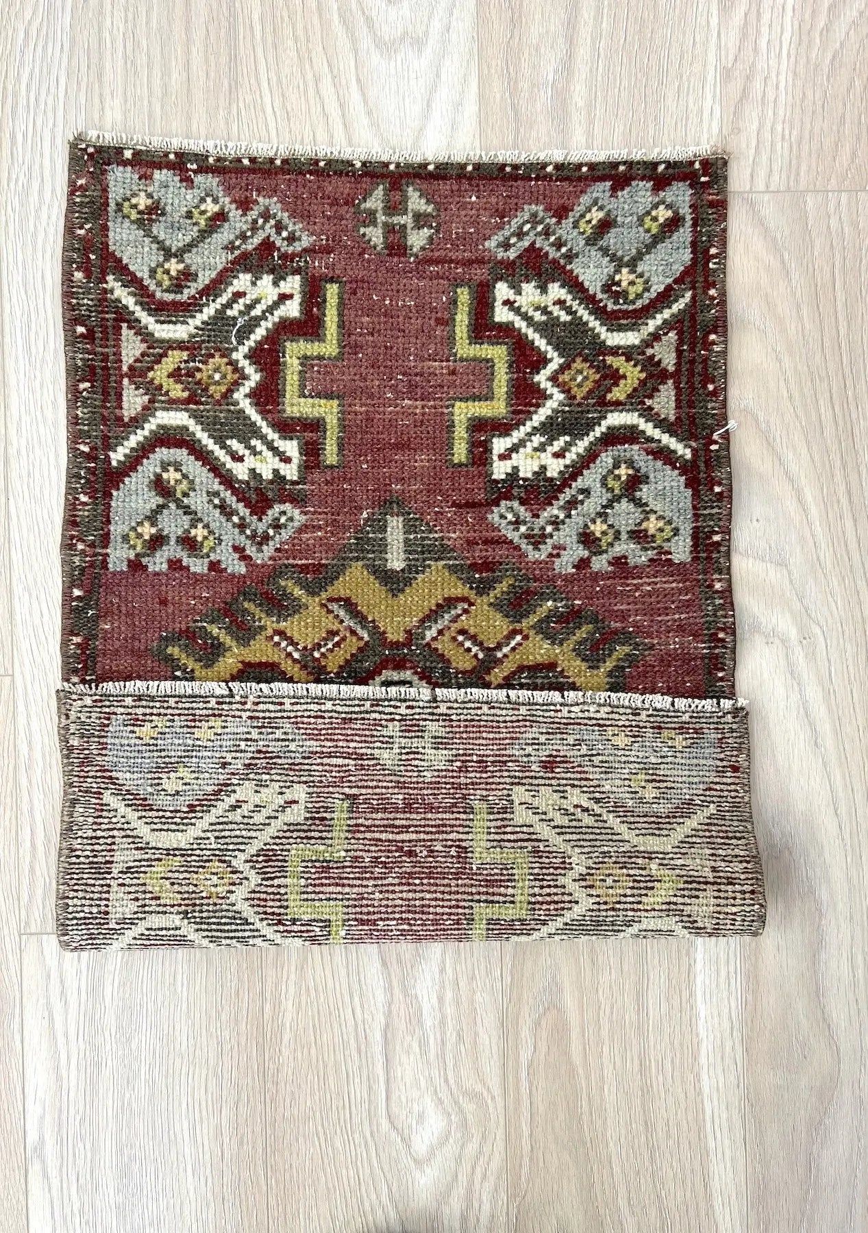 Ajaka - Vintage Mini Red Area Rug - kudenrugs